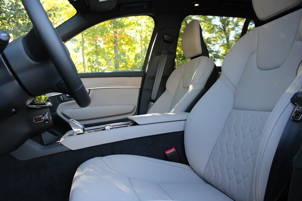 2025 Volvo XC90 T8 Core photo 4