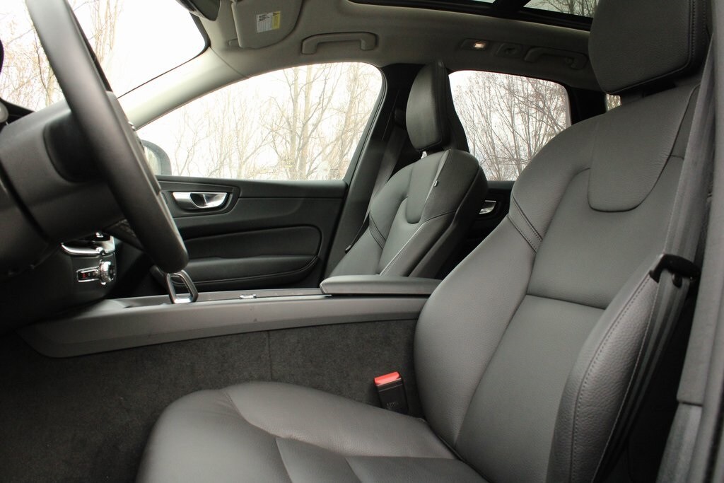 2025 Volvo XC60 B5 Plus photo 2