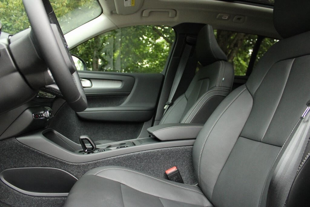 2026 Volvo XC40 Core photo 4