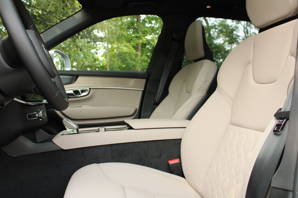 2026 Volvo XC90 B5 Plus photo 4