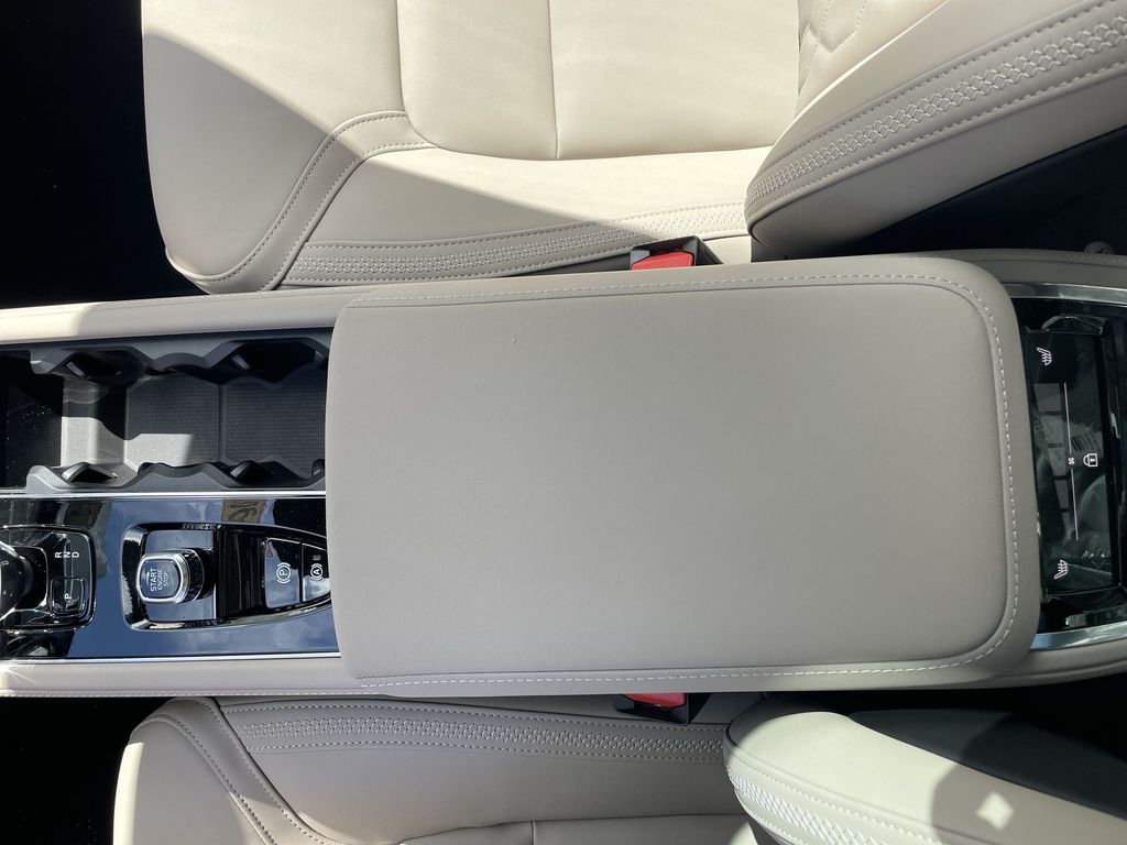2026 Volvo XC90 Plus - Photo 18