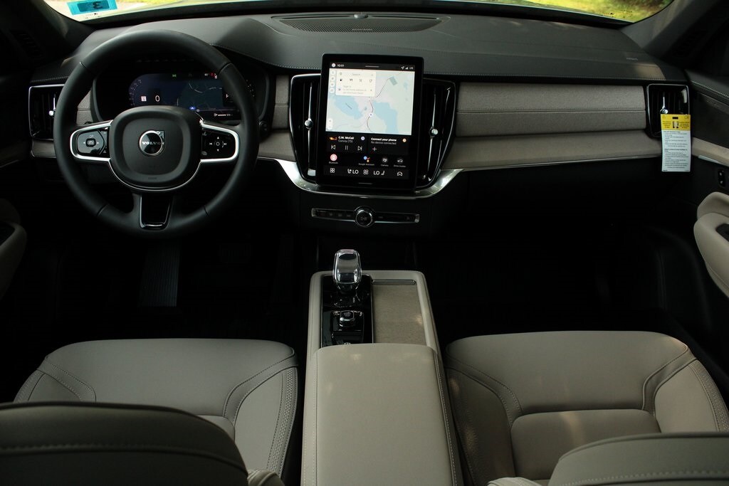 2026 Volvo XC90 B5 Plus photo 2