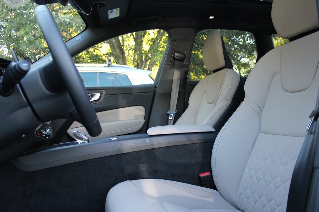 2026 Volvo XC60 B5 Plus photo 3