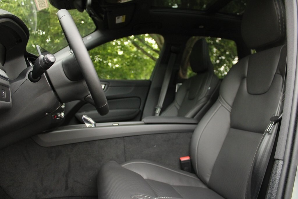 2026 Volvo XC60 Black Edition photo 4