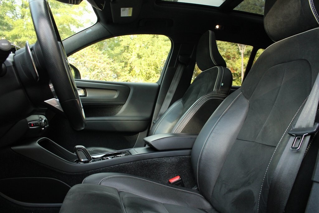 2019 Volvo XC40 R-Design photo 2