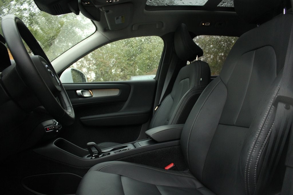 Certified 2025 Volvo XC40 B5 Core SUV