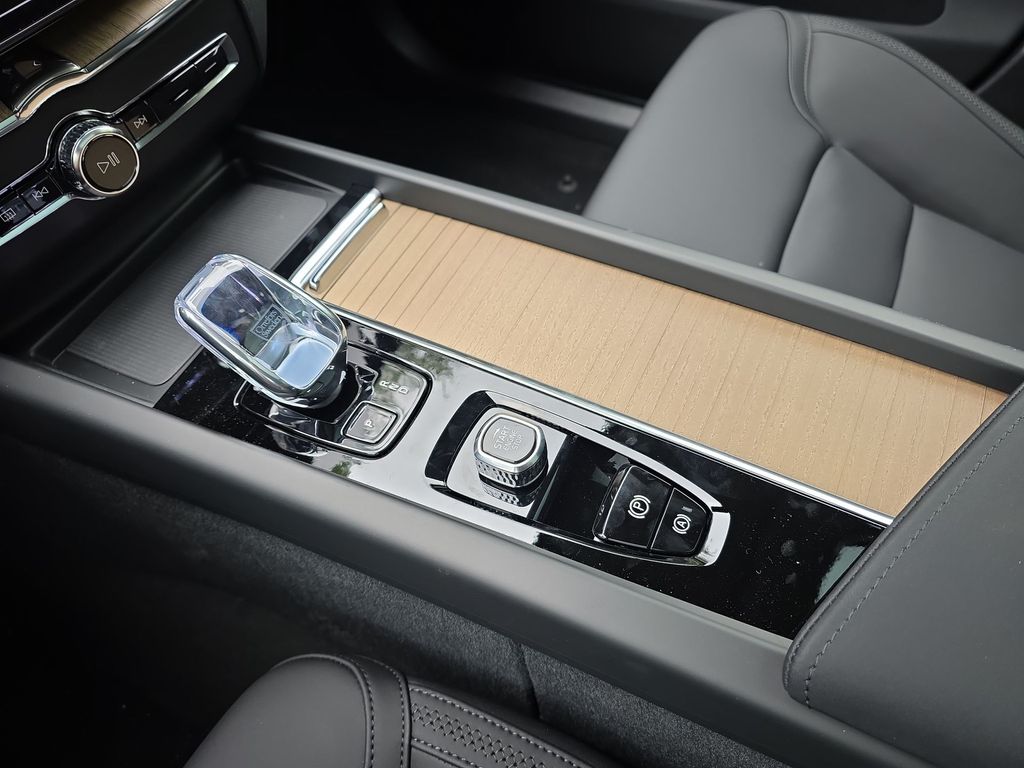 2026 Volvo XC60 Plus - Photo 21