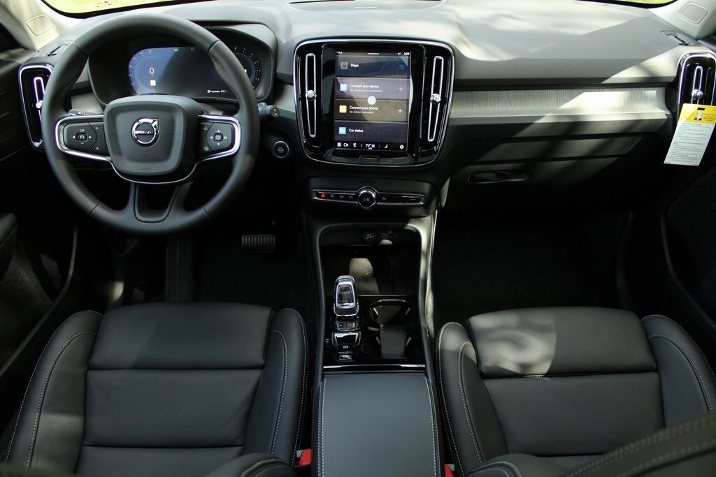 2025 Volvo XC40 photo 2