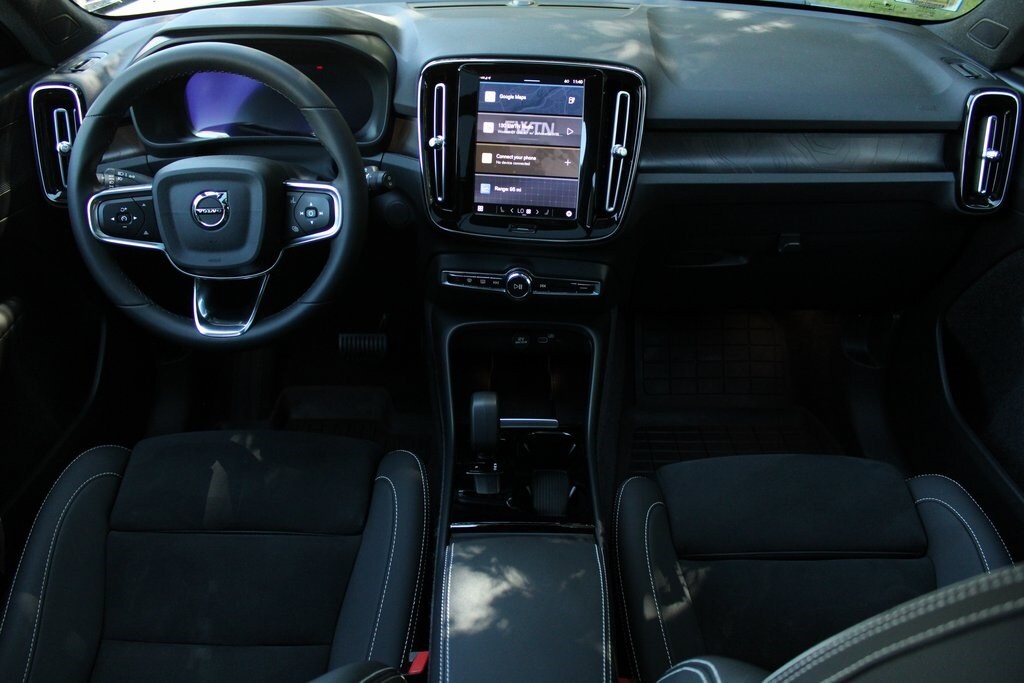 2023 Volvo XC40 Recharge Twin Plus photo 2