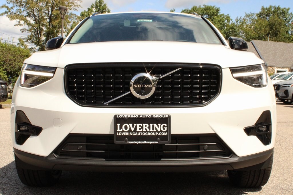 2025 Volvo XC40 Plus photo 3