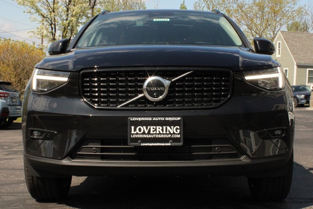 2025 Volvo XC40 photo 3