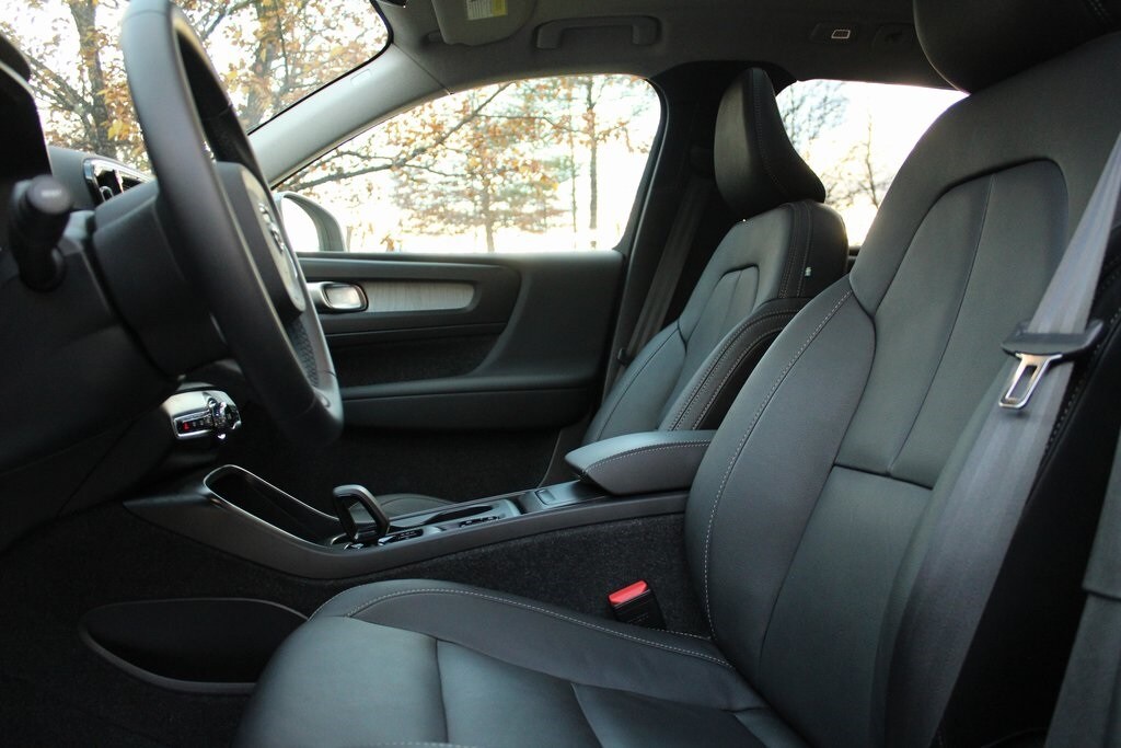 2025 Volvo XC40 Core photo 3