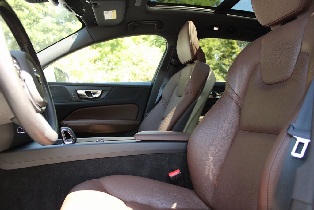 2024 Volvo V60 Cross Country B5 Plus photo 2