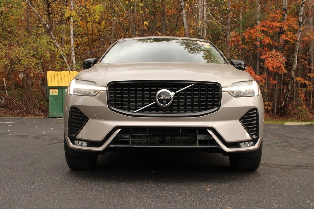 2025 Volvo XC60 B5 Plus photo 3