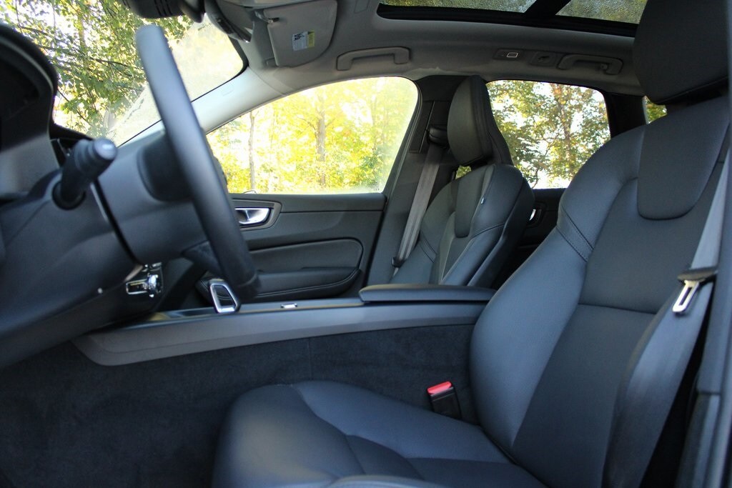 2025 Volvo XC60 B5 Plus photo 4