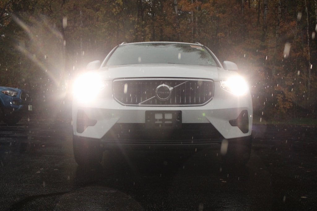 Certified 2025 Volvo XC40 B5 Core SUV