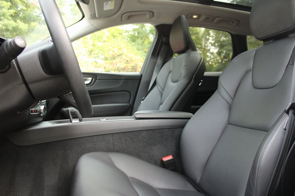 2023 Volvo XC60 B5 Plus photo 2