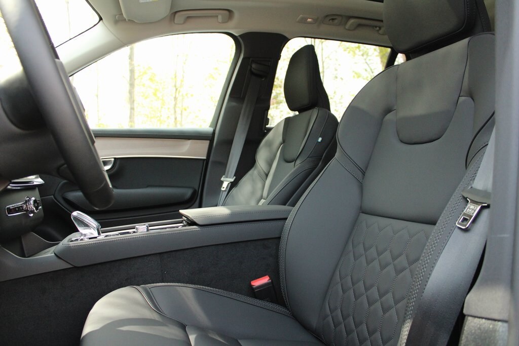 2025 Volvo XC90 Core photo 2