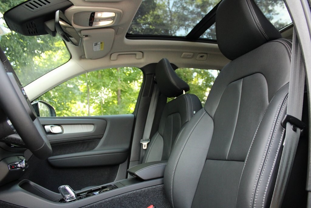 2025 Volvo XC40 Plus photo 4