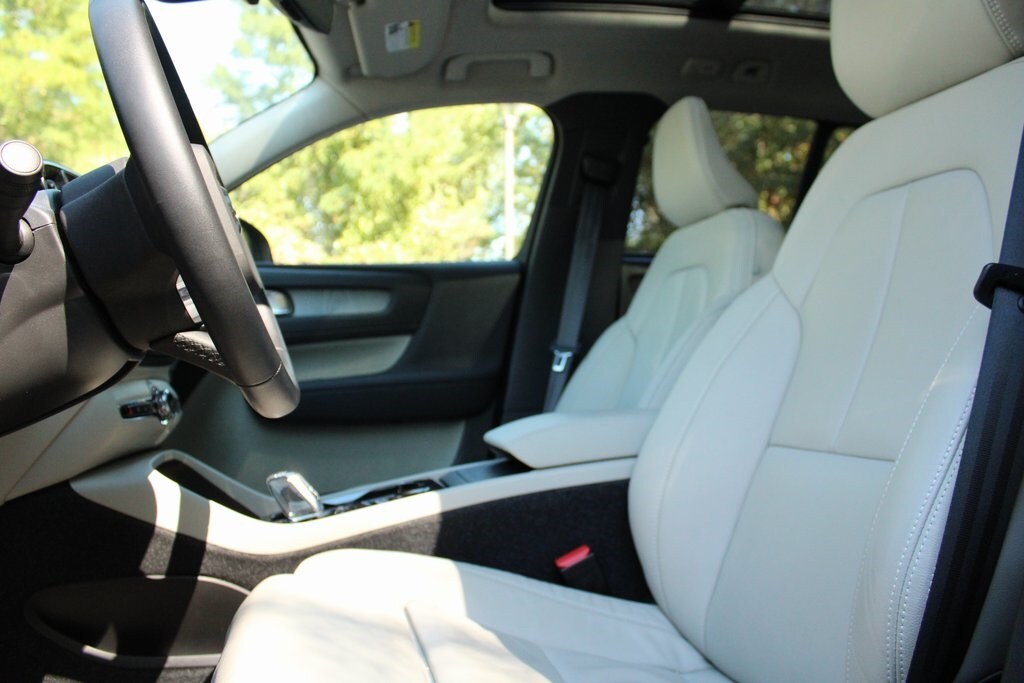 2023 Volvo XC40 Plus photo 2