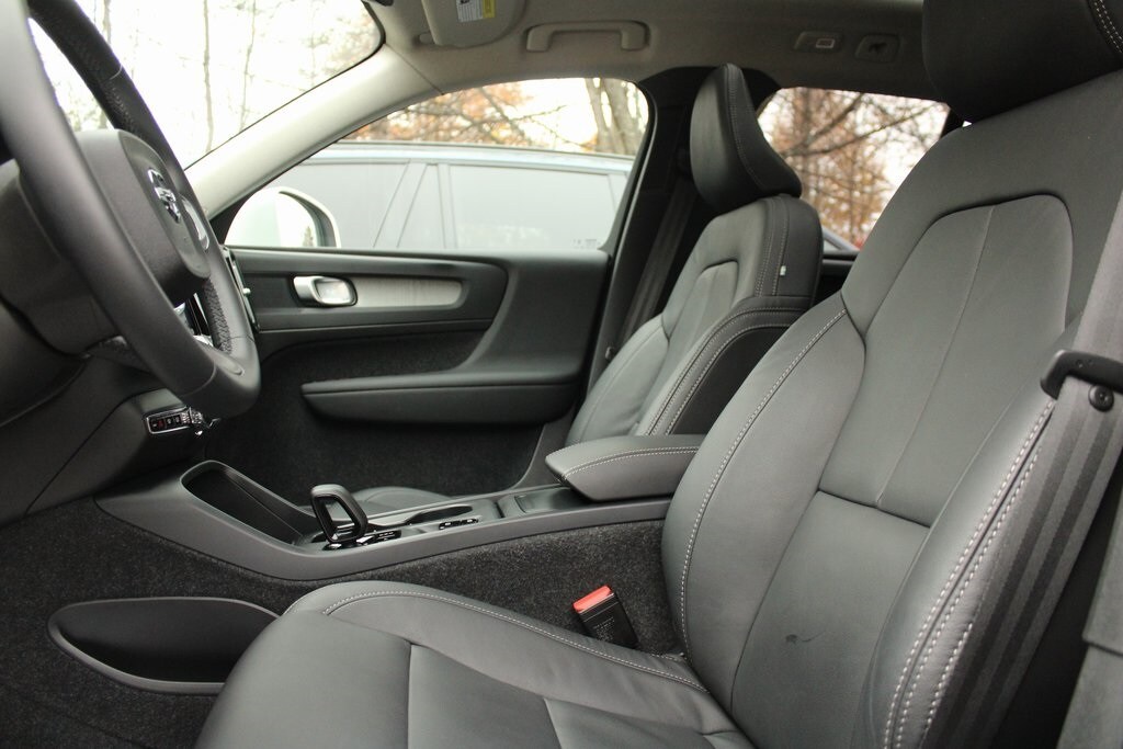 2025 Volvo XC40 Core photo 2