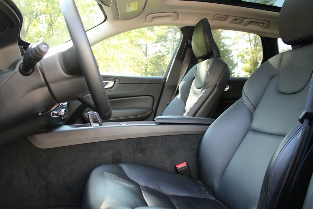 2023 Volvo XC60 B5 Core photo 2