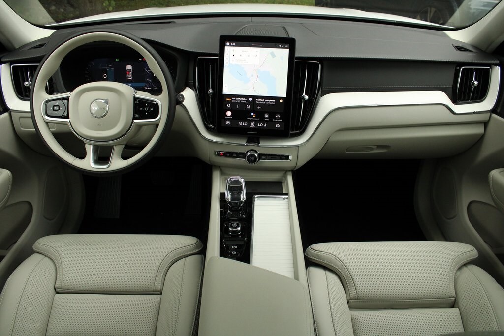 2026 Volvo XC60 B5 photo 2