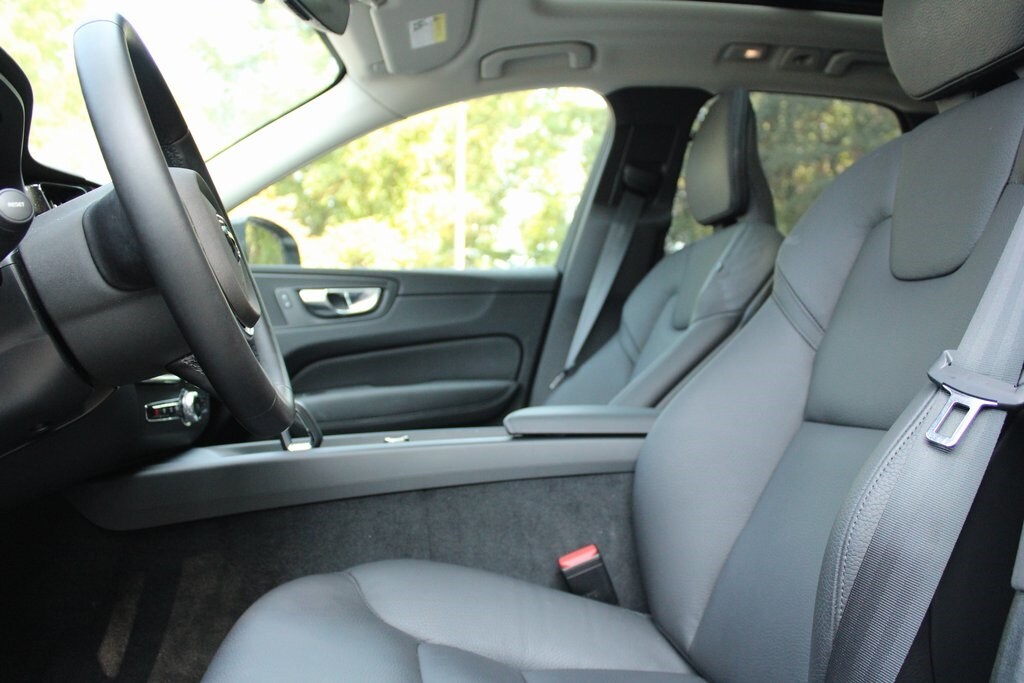 2025 Volvo XC60 B5 Plus photo 2