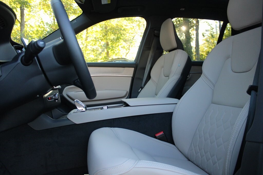2026 Volvo XC90 Plus photo 3
