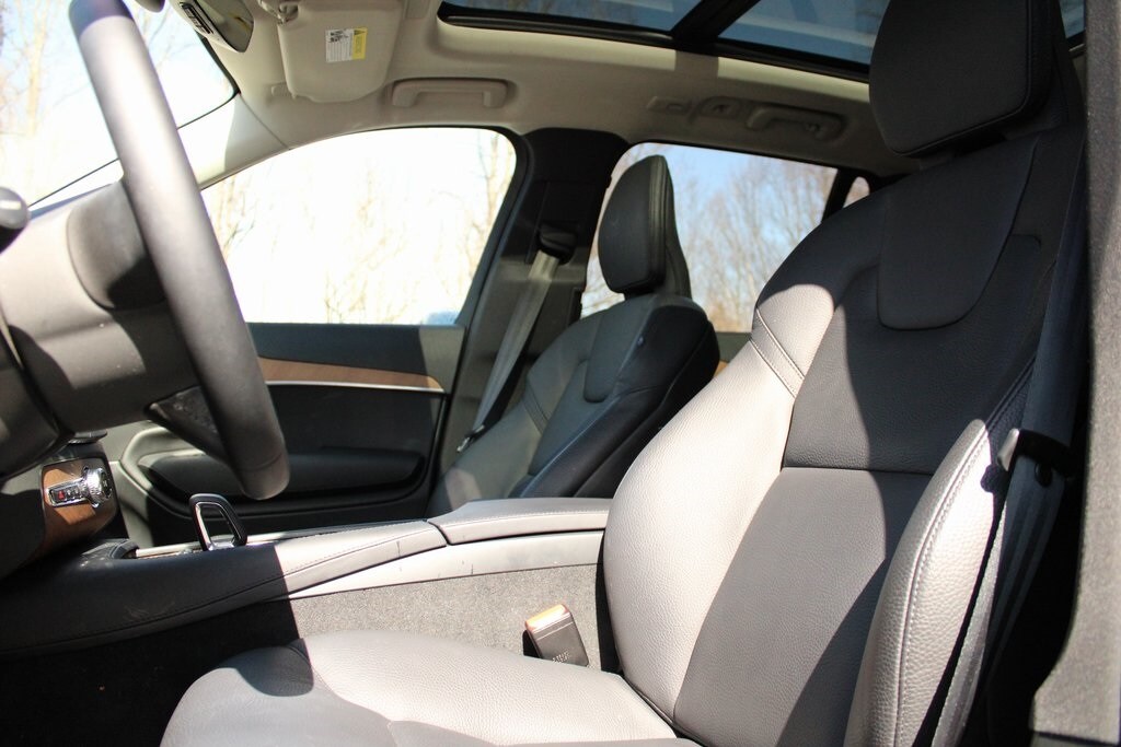 2024 Volvo XC90 B5 Plus photo 2