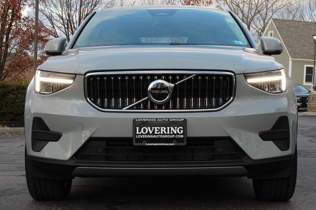 2025 Volvo XC40 Core photo 2