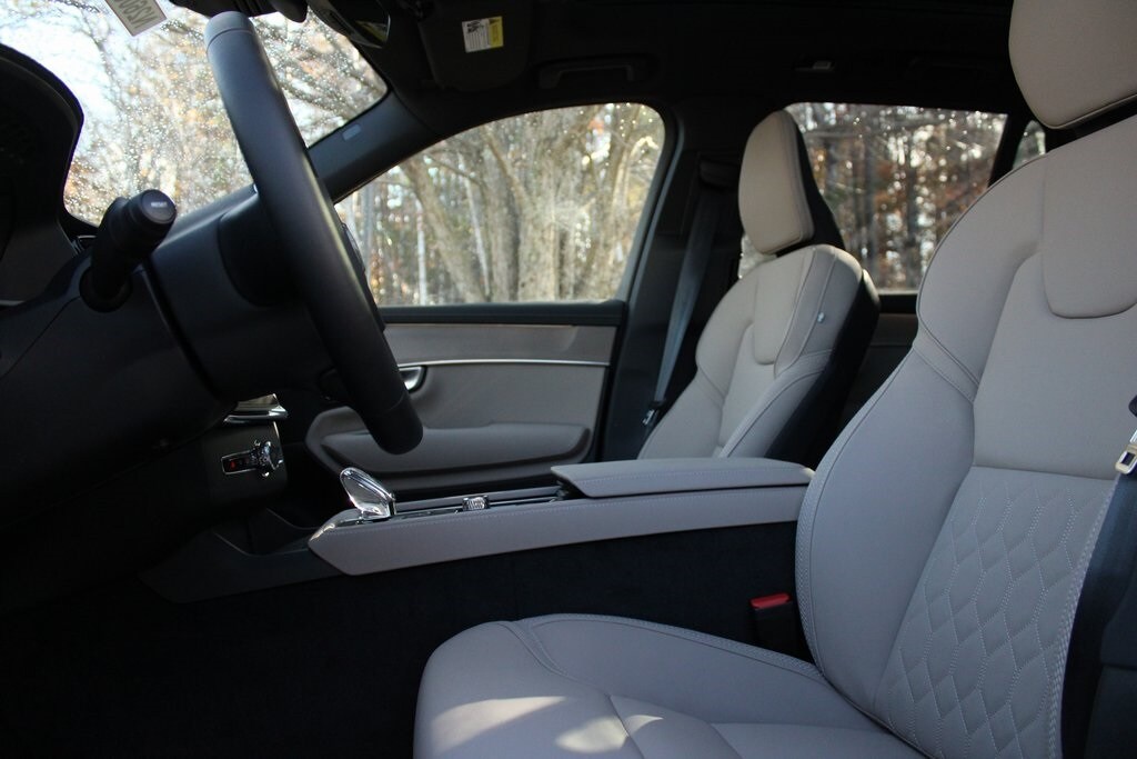 2026 Volvo XC90 T8 Plus photo 3