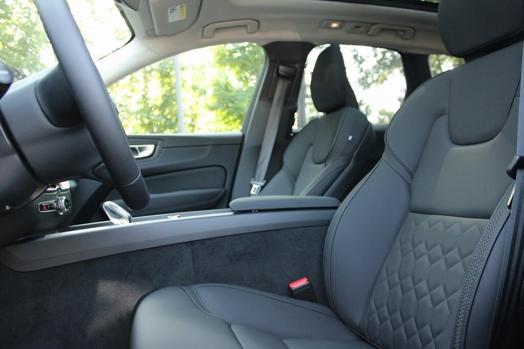 2026 Volvo XC60 B5 Plus photo 4