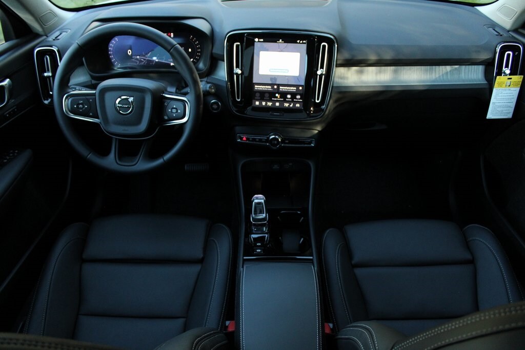 2026 Volvo XC40 Plus photo 2