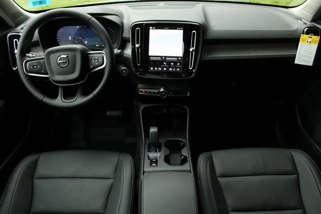 2026 Volvo XC40 Core photo 2