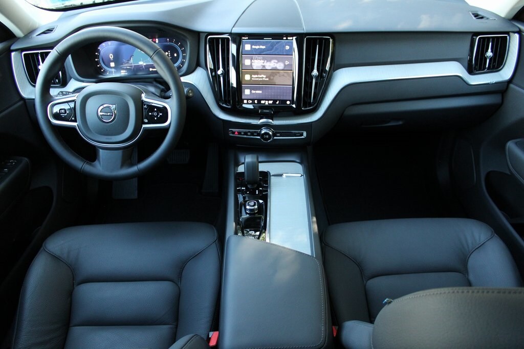 2025 Volvo XC60 B5 Plus photo 2