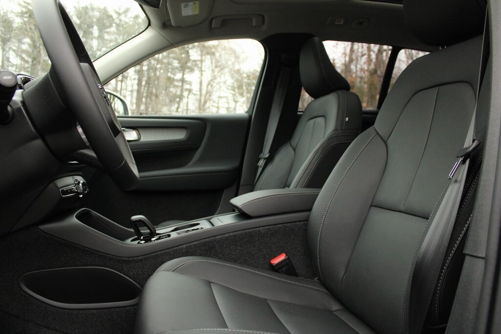 2025 Volvo XC40 Core photo 4