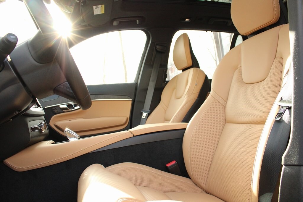 2025 Volvo XC90 T8 photo 4