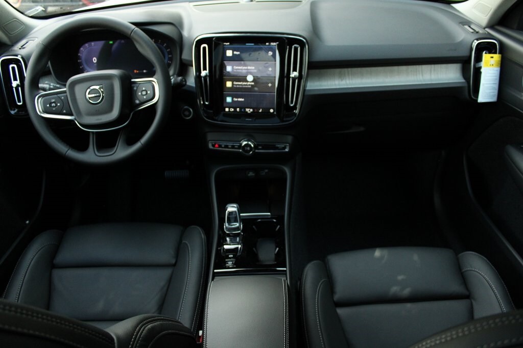 2025 Volvo XC40 Plus photo 2