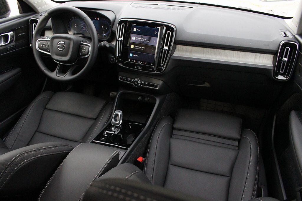 2025 Volvo XC40 Plus photo 2