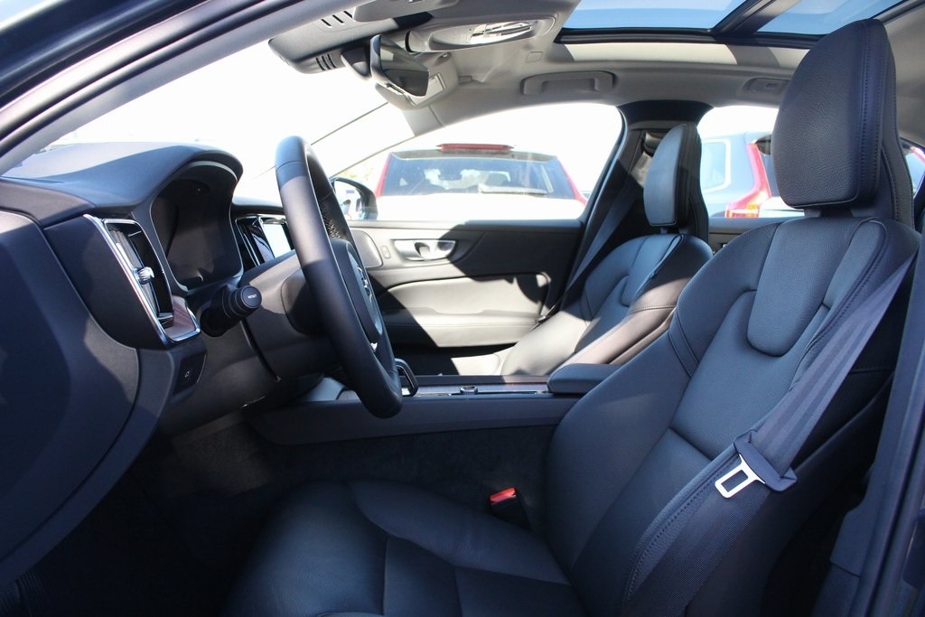 2025 Volvo S60 B5 Plus photo 4