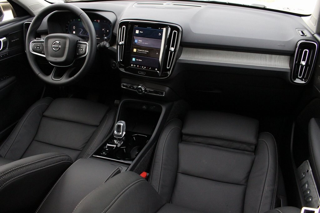 2025 Volvo XC40 photo 2