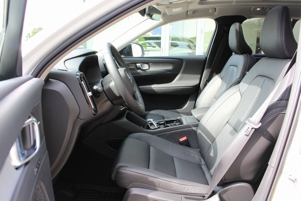 2025 Volvo XC40 Plus photo 4