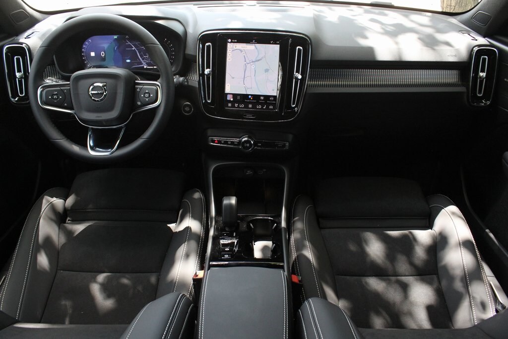 2026 Volvo XC40 photo 2