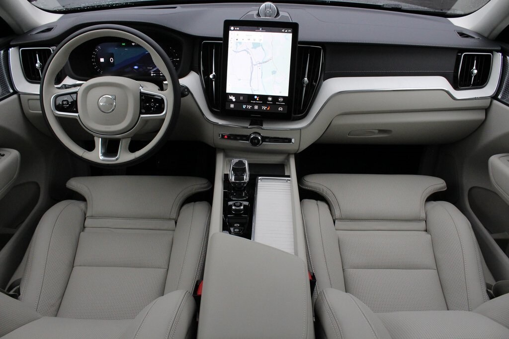 2026 Volvo XC60 Hybrid T8 photo 2