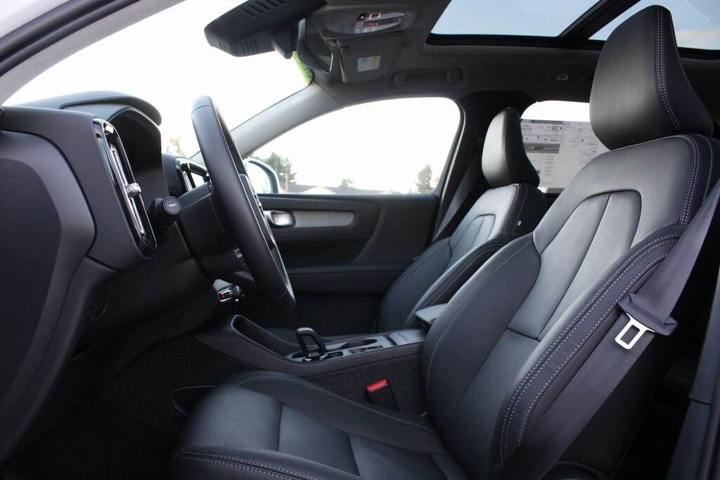 2025 Volvo XC40 Core photo 4