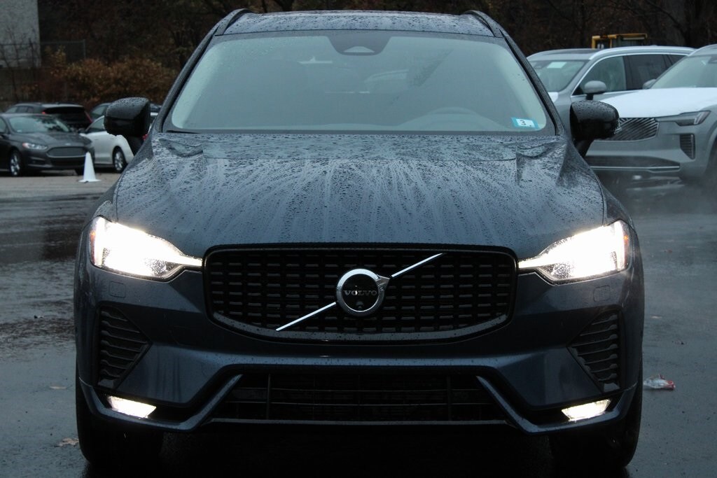 2024 Volvo XC60 B5 Plus photo 2