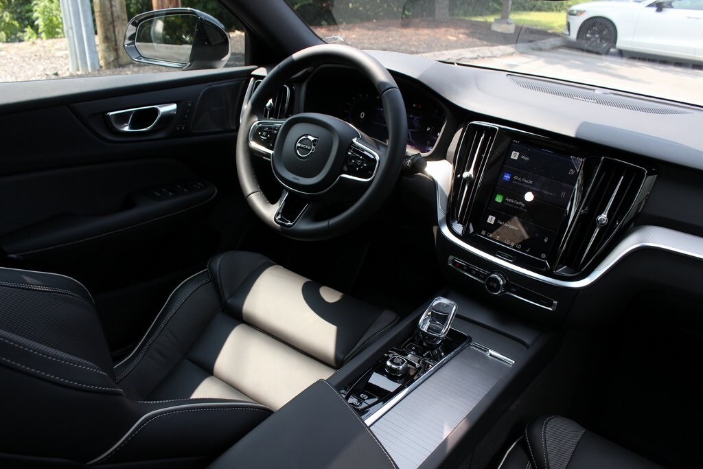 2024 Volvo S60 B5 Plus Black Edition photo 2