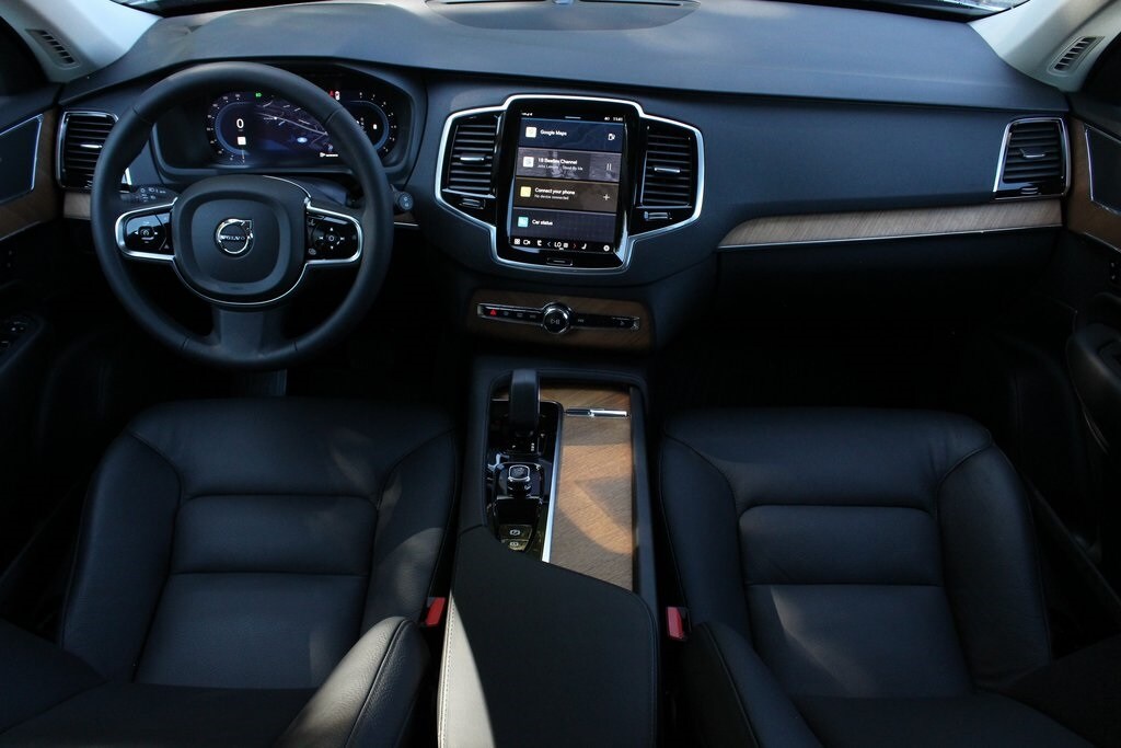 2024 Volvo XC90 Plus photo 2