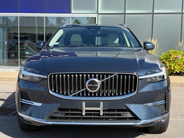 2023 Volvo XC60 B5 Plus photo 2